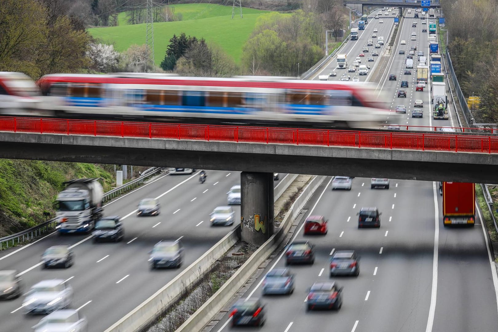 Autobahn und Zugstrecke: Je ländlicher man wohnt, desto eher bietet sich das Auto als günstiges und schnelles Verkehrsmittel an.