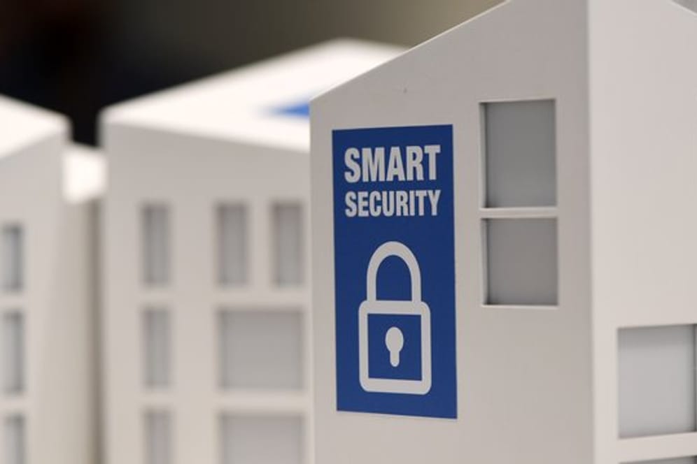 Damit das Smart Home sicher ist, sollten voreingestellte Passwörter bei neuen Geräten geändert werden.
