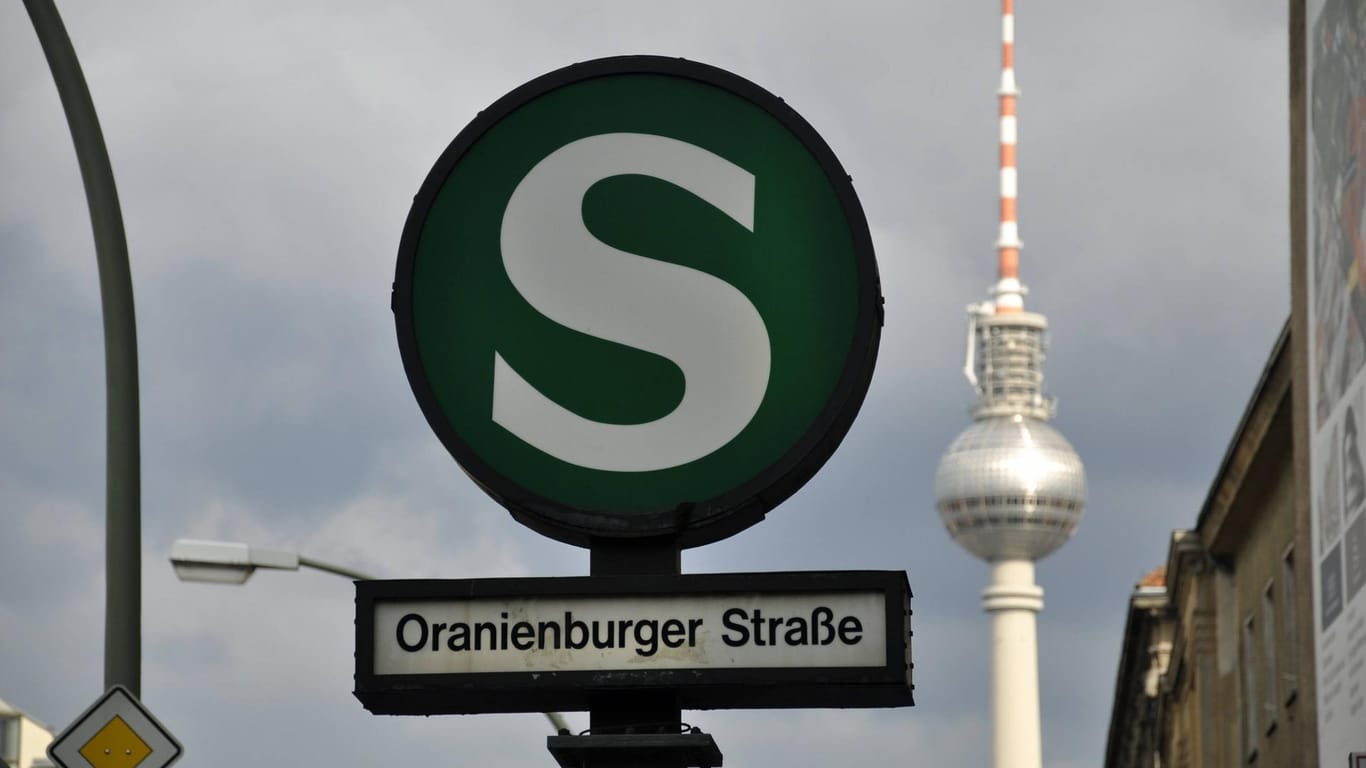 Oranienburger Straße in Berlin: Ein Fahrgast wurde kontrolliert und hatte kein Ticket – daraufhin schlug er zu. (Symbolbild)