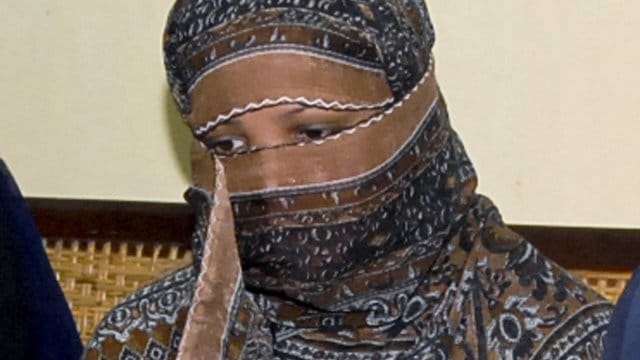 Die pakistanische Christin Asia Bibi bei ihrer Anhörung in einem Gefängnis in Sheikhupura im Jahr 2010. Die pakistanische Christin Asia Bibi bei ihrer Anhörung in einem Gefängnis in Sheikhupura im Jahr 2010.