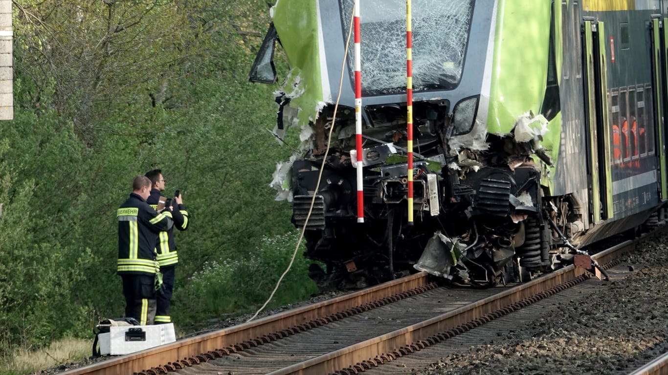 Der zerstörte Unfall-Zug: Die Bahn kollidierte am Mittwochmorgen mit einem Lkw. Mehrere Menschen wurden zum Teil schwer verletzt.