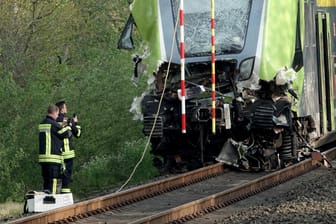 Der zerstörte Unfall-Zug: Die Bahn kollidierte am Mittwochmorgen mit einem Lkw. Mehrere Menschen wurden zum Teil schwer verletzt.