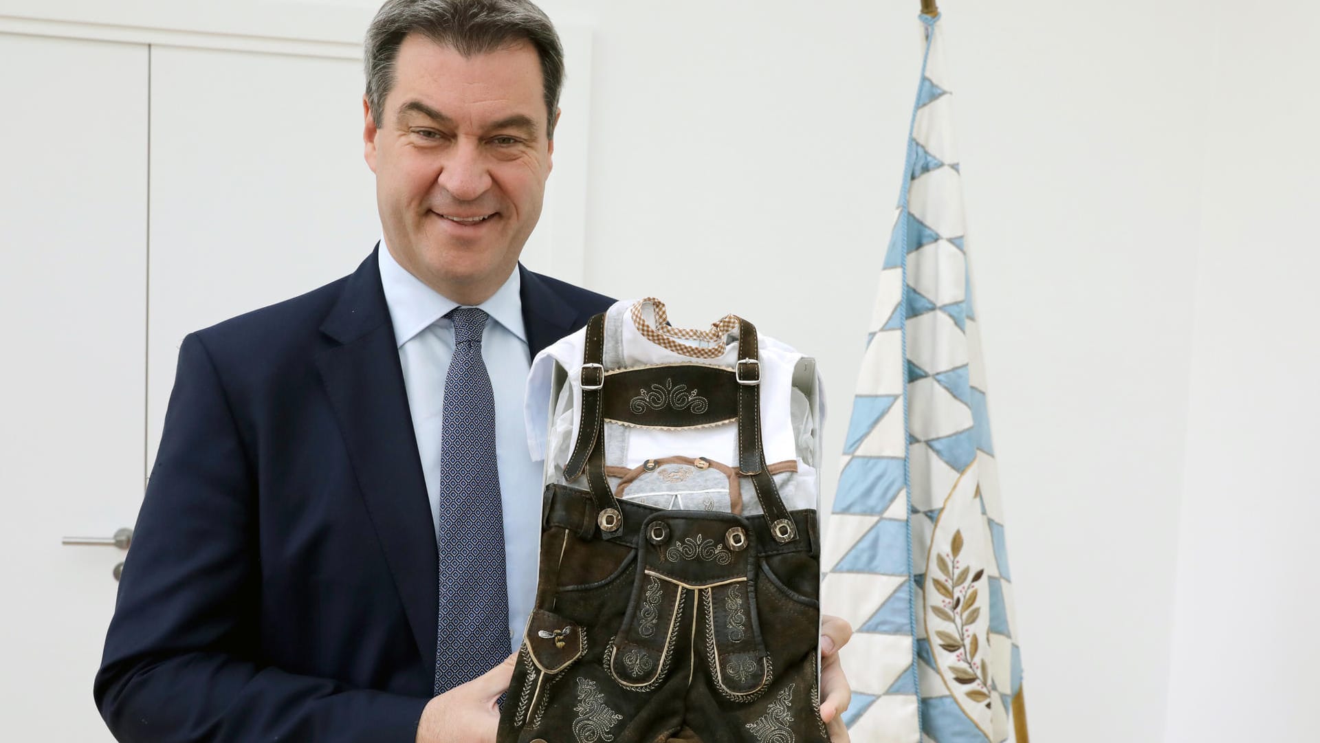 Markus Söder: Er will dem jüngsten Spross der britischen Königsfamilie eine Lederhose und ein Trachtenhemdchen für Kinder schenken.