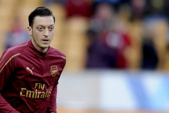 Die Zukunft beim FC Arsenal ist trotz Vertrag offen: Mesut Özil läuft sich warm.