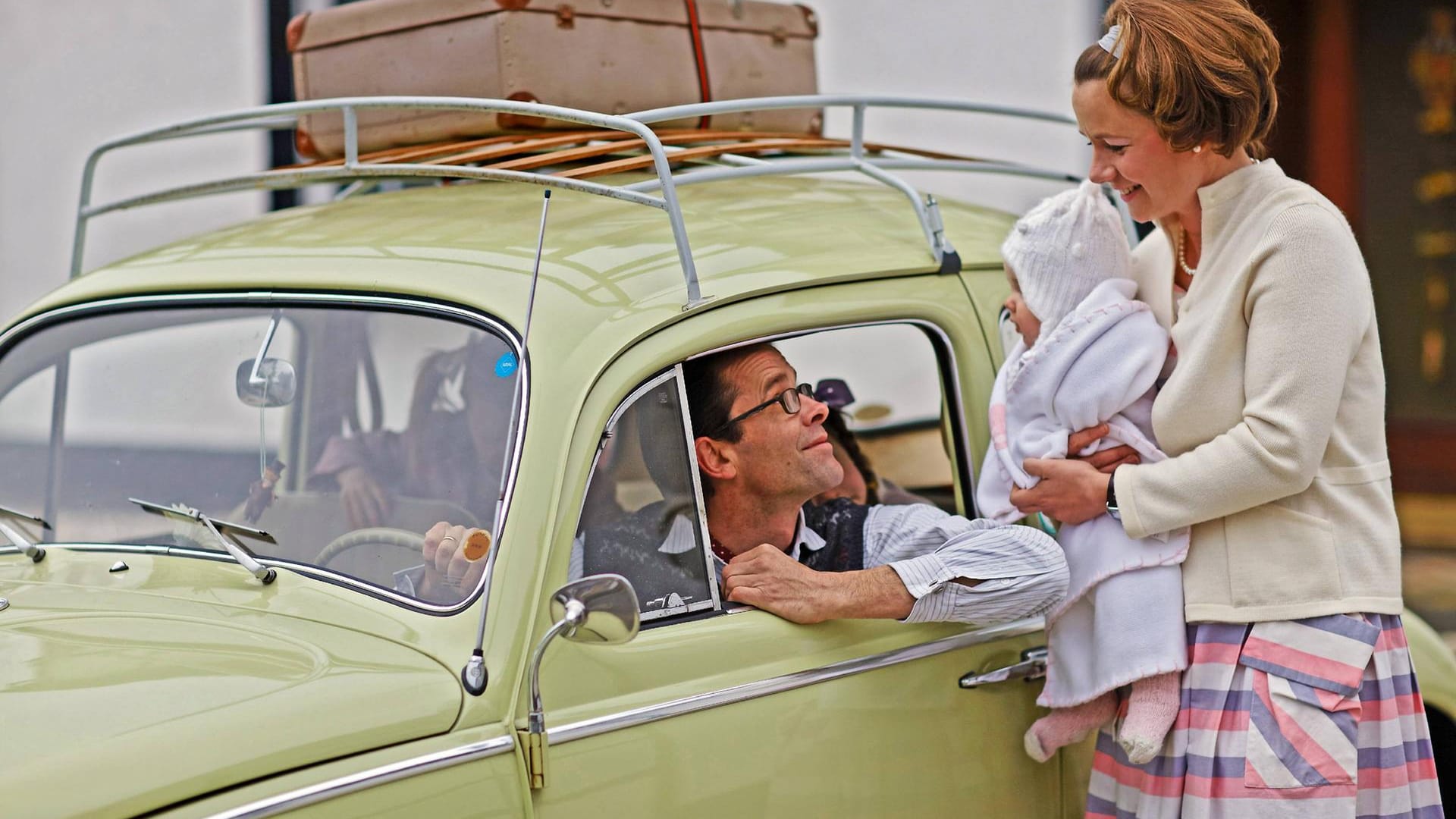 Familie mit ihrem Volkswagen: Fühlte sich der Mann durch die Berufstätigkeit seiner Frau vernachlässigt, durfte er ihr das Arbeiten verbieten und sie musste zu Hause bleiben. (Symbolbild)