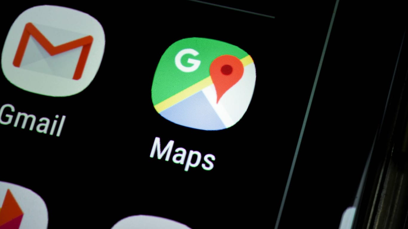 Ein Smartphone-Display zeigt die Google Maps-App: Google verpasst seinem Kartendienst einen Inkognito-Modus.