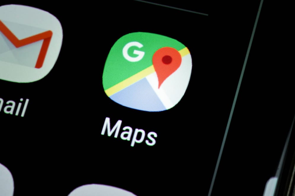 Ein Smartphone-Display zeigt die Google Maps-App: Google verpasst seinem Kartendienst einen Inkognito-Modus.