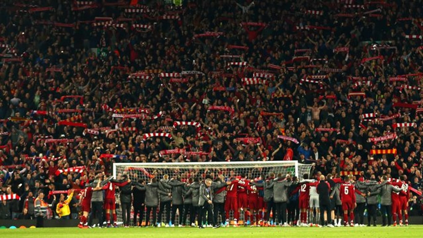 Die Fans feiern die Liverpooler Spieler.