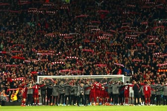 Die Fans feiern die Liverpooler Spieler.