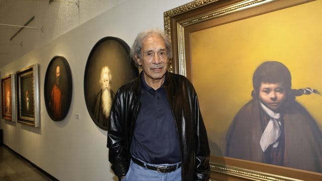 Der mexikanische Maler Rafael Coronel Arroyo vor seinem Kunstwerk "Mujer con trenza" 2013 in Mexiko-Stadt. Der mexikanische Maler Rafael Coronel Arroyo vor seinem Kunstwerk "Mujer con trenza" 2013 in Mexiko-Stadt.