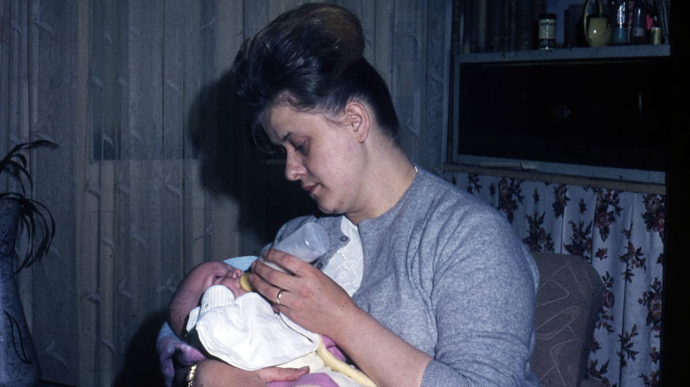 Frau mit Kleinkind: Frauen in der DDR konnten in späteren Jahrzehnten teilweise bestimmen, ob sie ihr ungeborenes Kind behalten wollen, oder nicht. (Symbolbild)