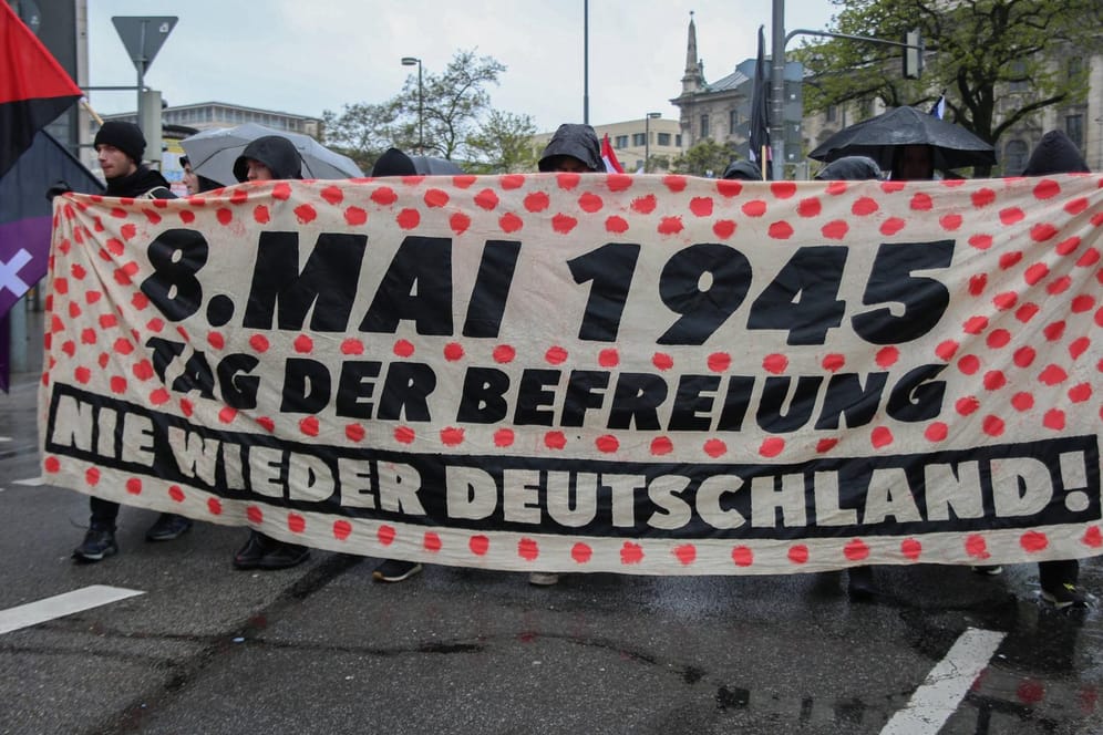 Demo zum Tag der Befreiung: Am 8. Mai 1945 mussten die deutschen Streitkräfte ihre Waffen niederlegen.