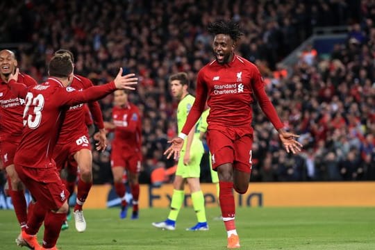 Liverpools Divock Origi (r) jubelt über sein zweites Tor zum 4:0-Sieg gegen den FC Barcelona.