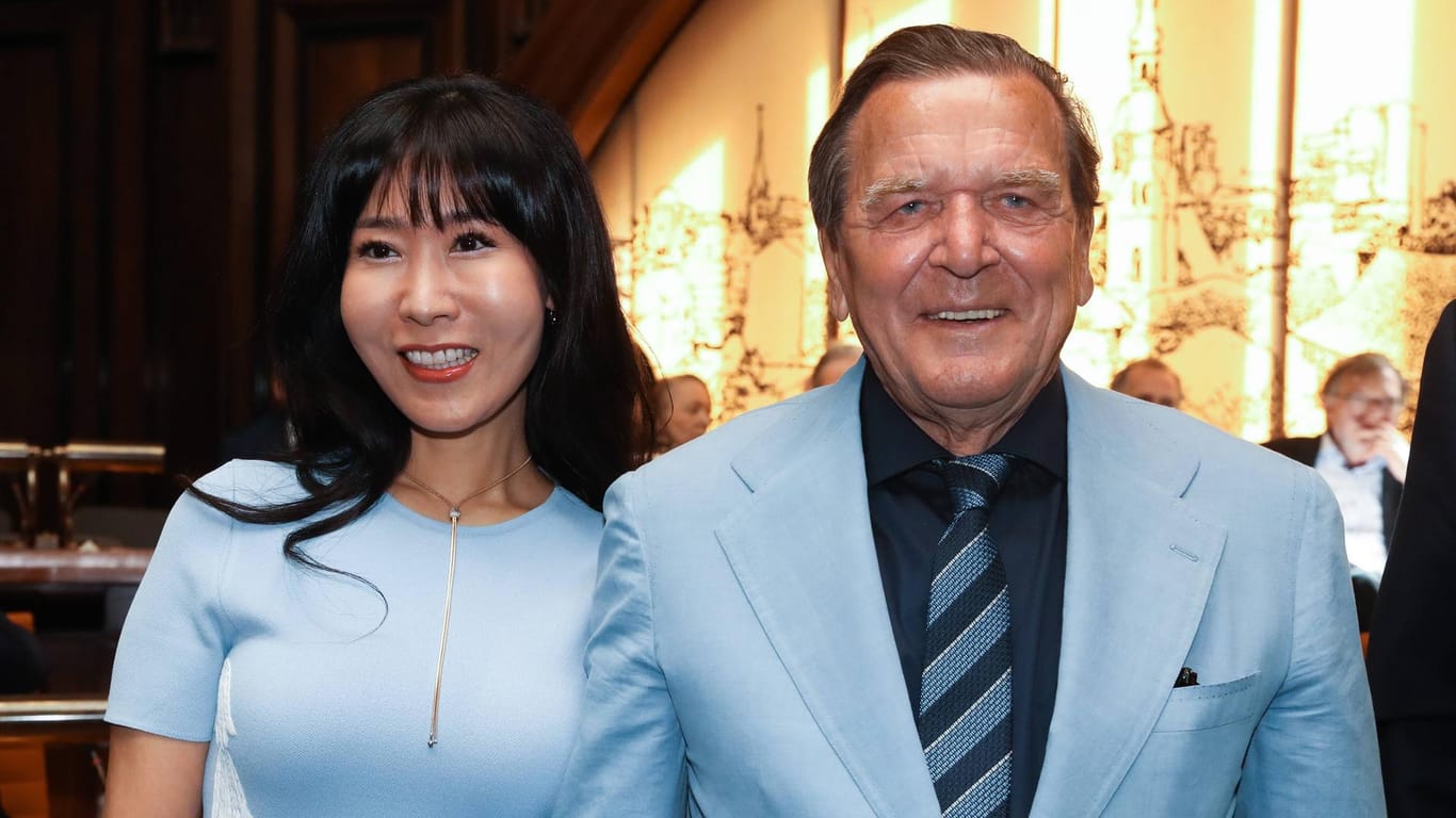 Gerhard Schröder mit Ehefrau Soyeon Schröder-Kim: Nur sie soll den Nachnamen Schröder tragen.