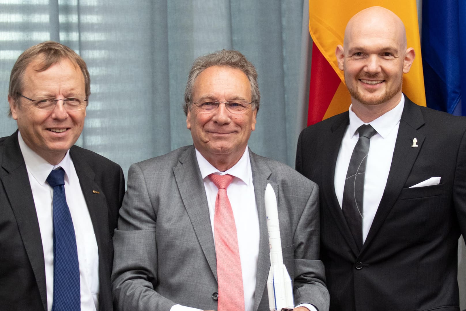 Alexander Gerst im Bundestag: Neben Jan Wörner, ESA-Generaldirektor und Klaus Ernst von den Linken posiert der Astronaut im Wirtschaftsausschuss. Während seines Besuchs warnt er vor dem Klimawandel.