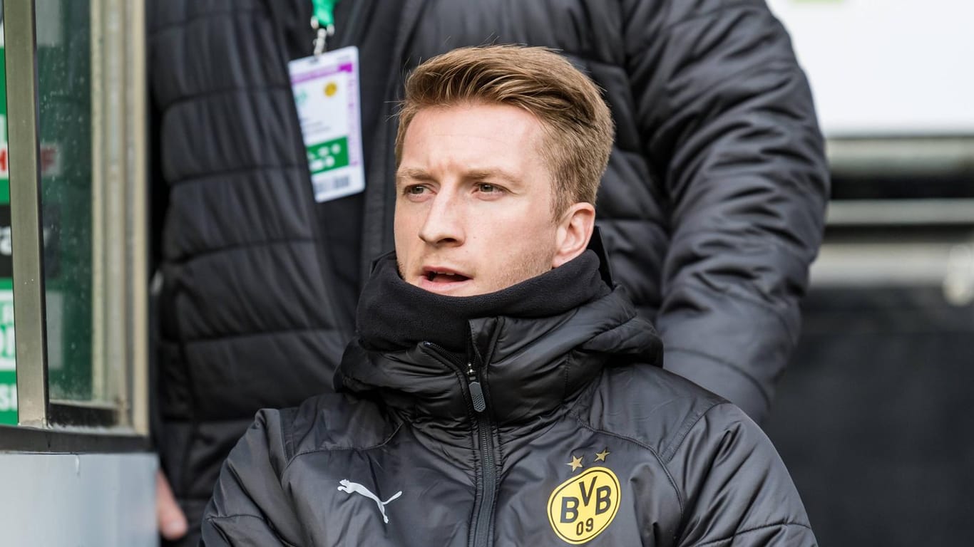 Marco Reus neben der BVB-Bank während des Bremen-Spiels: Nun müssen der Kapitän und Dortmund zahlen.