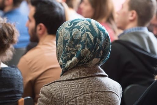 Eine Frau mit Kopftuch sitzt während einer Veranstaltung im Publikum (Archivbild): An der Frankfurter Universität hat eine Tagung über das islamische Kopftuch begonnen.