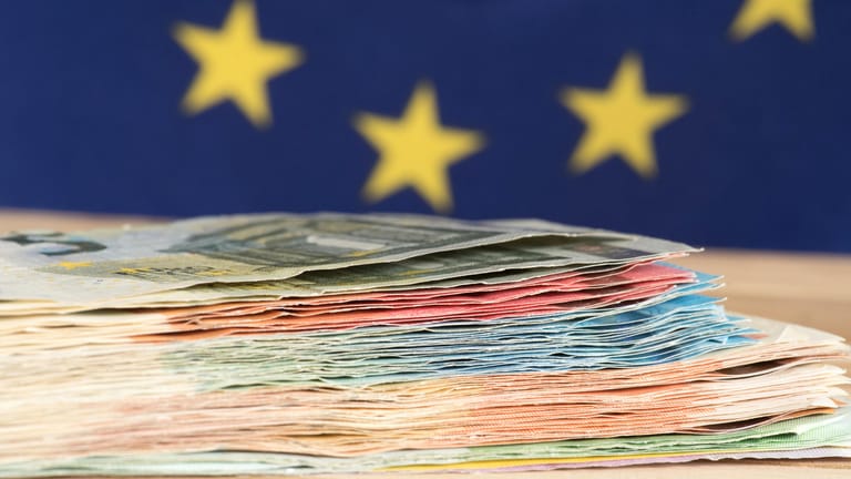 EU-Flagge und Euroscheine: Durch illegale Umsatzsteuerkarusselle entsteht auch Deutschland jährlich ein Milliardenschaden.