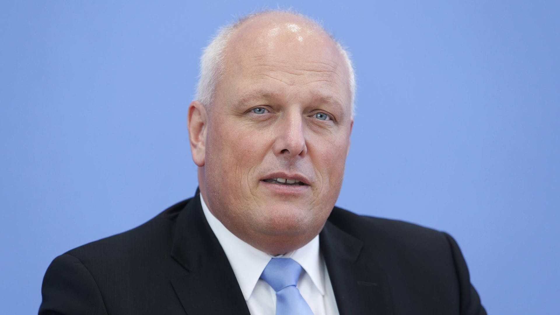Ulrich Kelber auf der Pressekonferenz: Der Bundesbeauftragte für Datenschutz kritisiert eine Ausweitung der Befugnisse zum Sammeln und Speichern personenbezogener Daten. Ulrich Kelber auf der Pressekonferenz: Der Bundesbeauftragte für Datenschutz kritisiert eine Ausweitung der Befugnisse zum Sammeln und Speichern personenbezogener Daten.