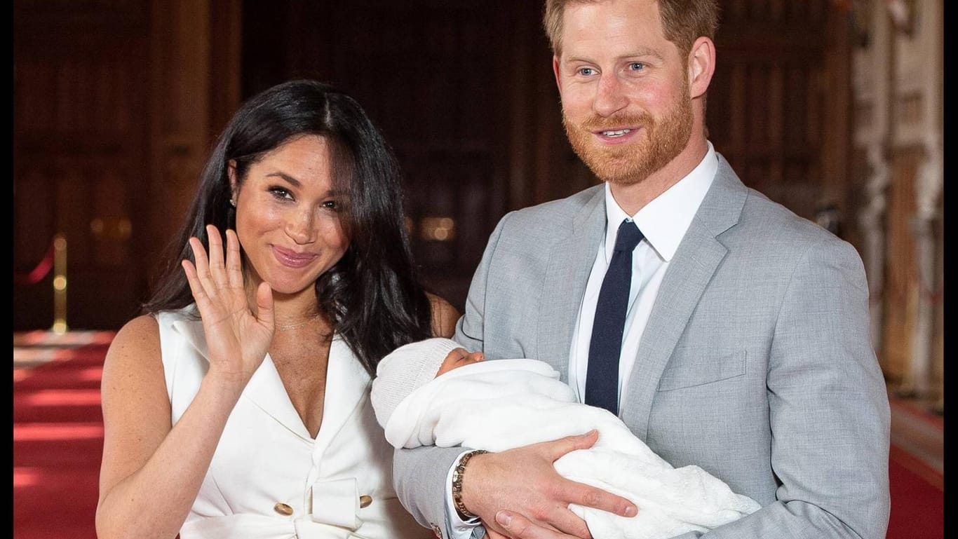 Herzogin Meghan und Prinz Harry: Stolz präsentieren sie ihren ersten Sohn Archie Harrison.