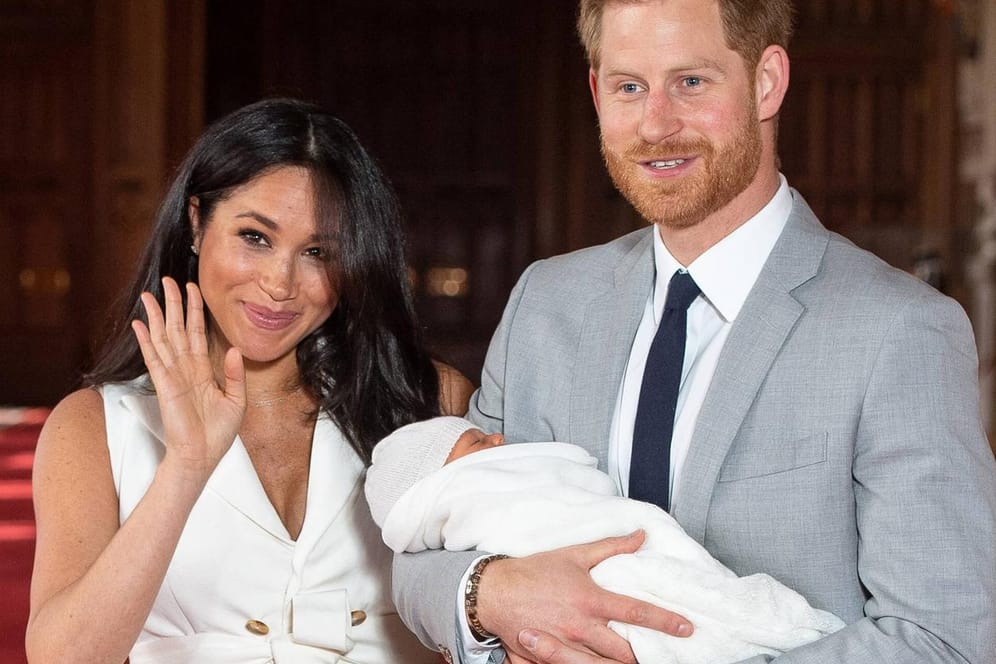 Herzogin Meghan und Prinz Harry: Stolz präsentieren sie ihren ersten Sohn Archie Harrison.