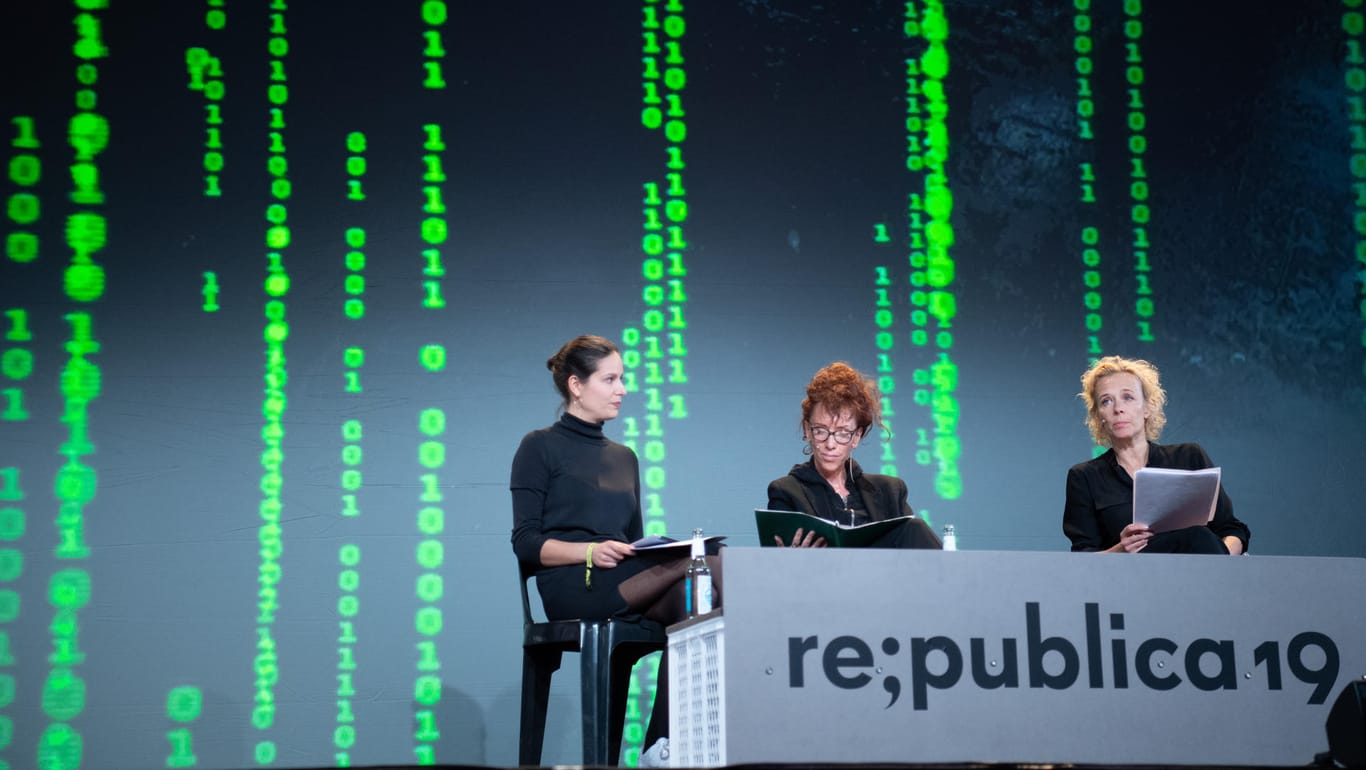Digitalkonferenz re:publica: Die Schriftstellerin Sibylle Berg (Mitte) und Schauspielerin Katja Riemann (rechts) lesen aus dem Roman "GRM: Brainfuck". Links Moderatorin Nora Wohlfeil.
