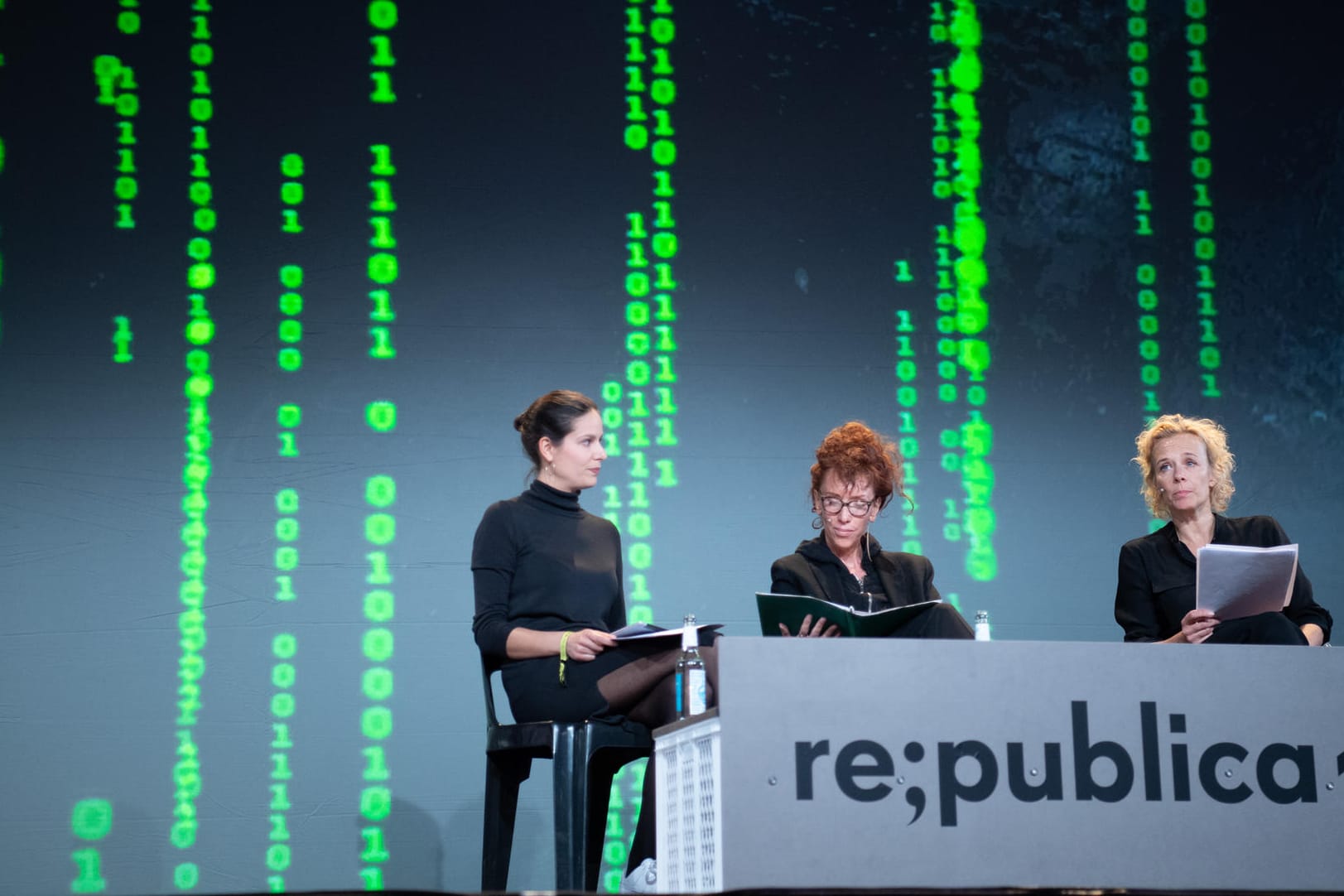 Digitalkonferenz re:publica: Die Schriftstellerin Sibylle Berg (Mitte) und Schauspielerin Katja Riemann (rechts) lesen aus dem Roman "GRM: Brainfuck". Links Moderatorin Nora Wohlfeil.