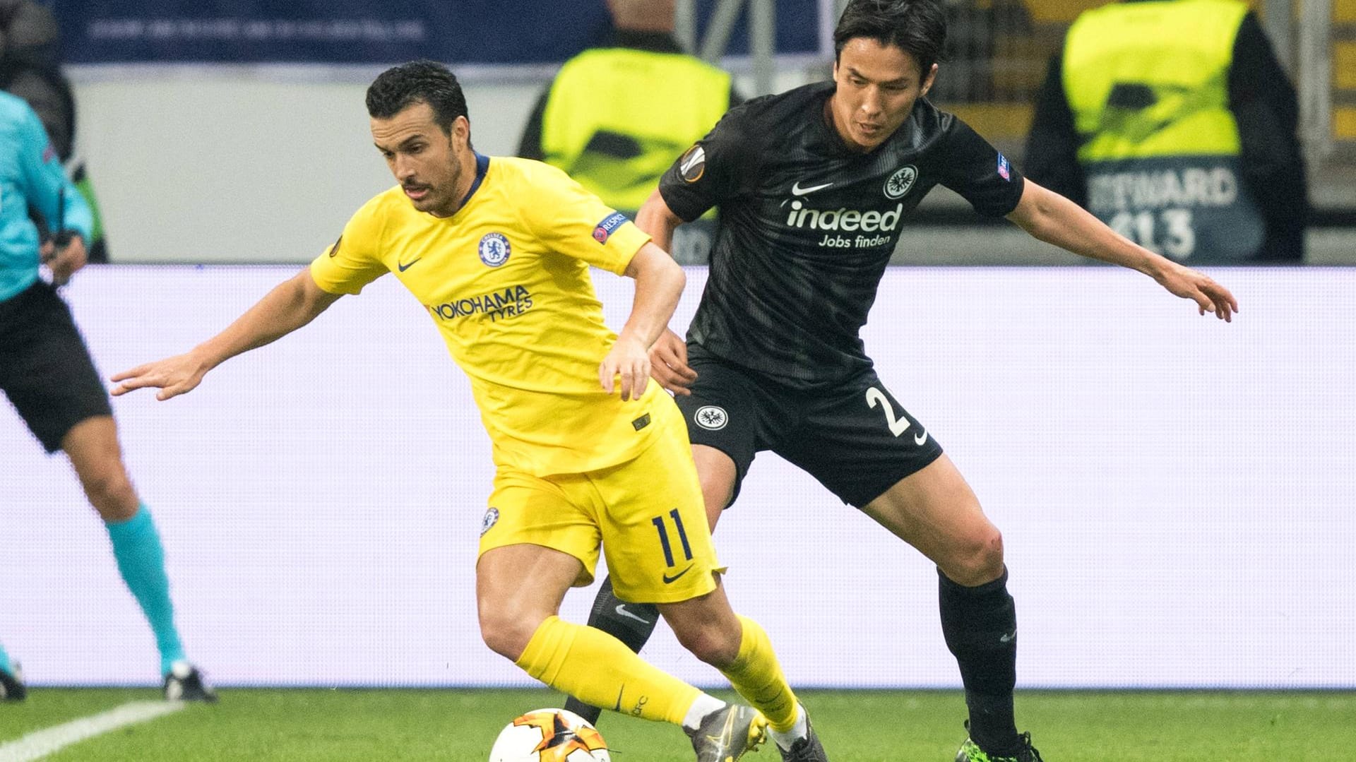 Chelseas Pedro Rodriguez (l.) und Frankfurts Makoto Hasebe: Sie lieferten sich im Hinspiel mehrere Zweikämpfe.