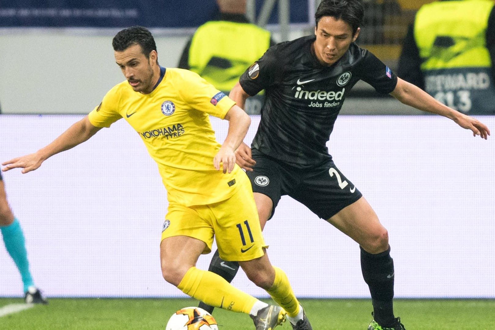 Chelseas Pedro Rodriguez (l.) und Frankfurts Makoto Hasebe: Sie lieferten sich im Hinspiel mehrere Zweikämpfe.