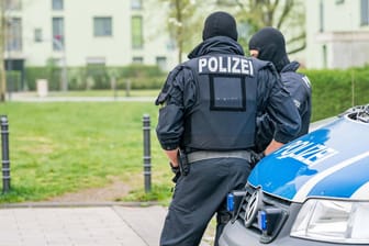 Vermummte Polizisten im Einsatz (Symbolbild): Wegen mutmaßlicher Verstöße gegen das Waffengesetz haben über 140 Polizisten in Sachsen Razzien durchgeführt.