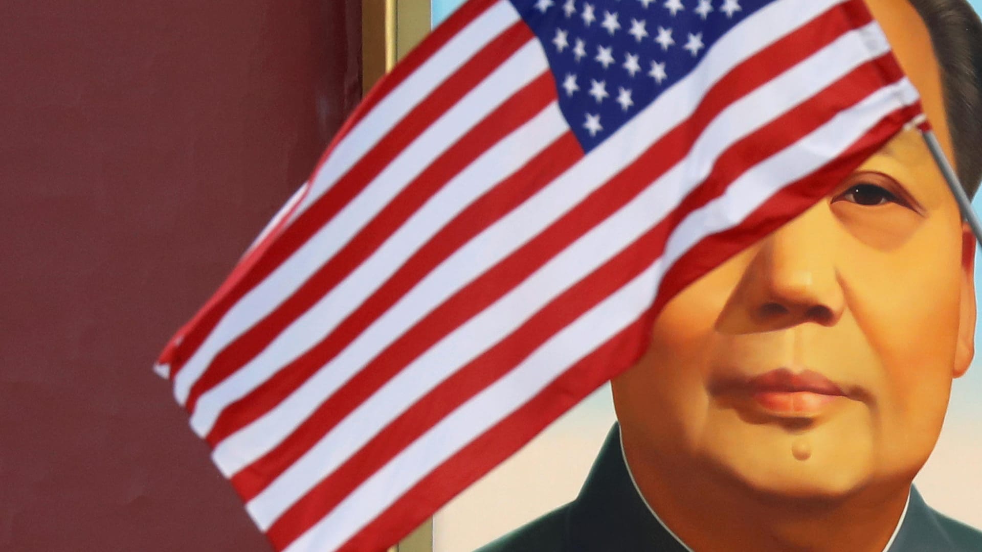 Die US-Flagge vor einem Portrait von Chinas Revolutionsführer Mao Tse Tung: Die beiden Nationen liefern sich zähe Verhandlungen um ein Handelsabkommen. Die US-Flagge vor einem Portrait von Chinas Revolutionsführer Mao Tse Tung: Die beiden Nationen liefern sich zähe Verhandlungen um ein Handelsabkommen.