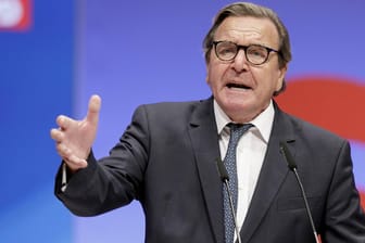 Gerhard Schröder: Der Alt-Kanzler ist aktuell nicht gut auf seine Ex-Frau zu sprechen.