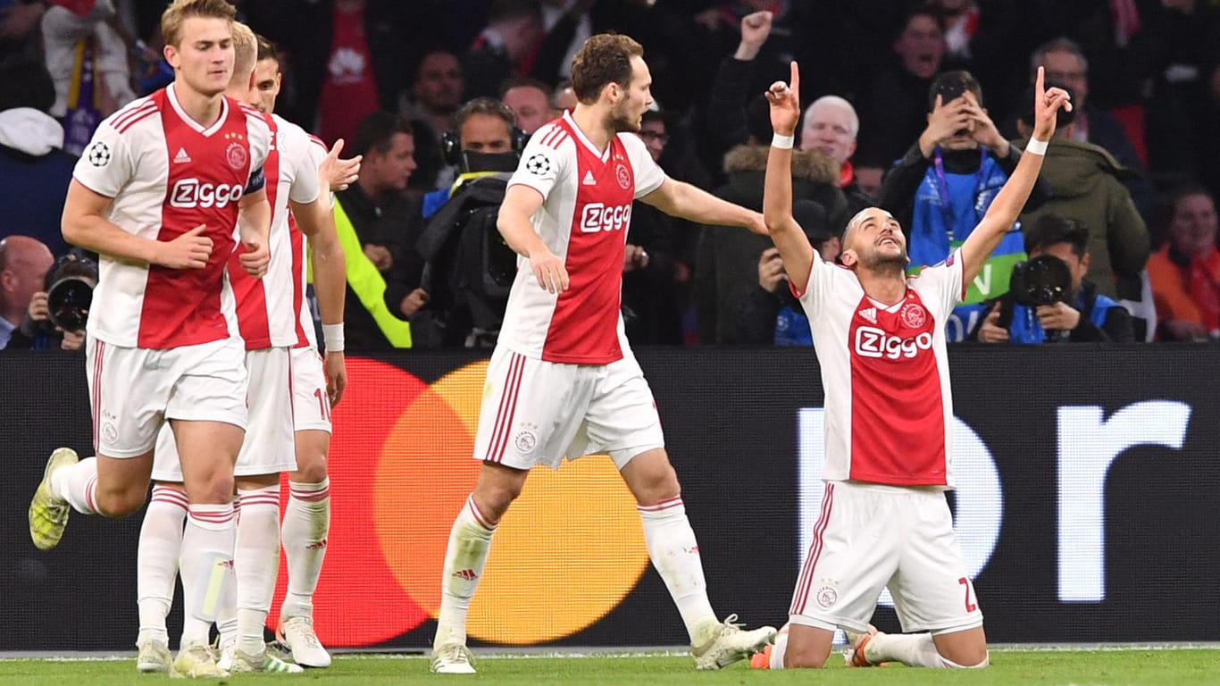 Hakim Ziyech (r) von Ajax jubelt mit seinen Teamkollegen über das Tor zum 2:0.