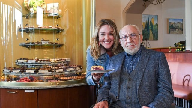 Dieter Hallervorden als Olaf Hintz und Alwara Höfels als Trixi am Rande der Dreharbeiten zum ZDF-Film "Mein Freund, das Ekel".