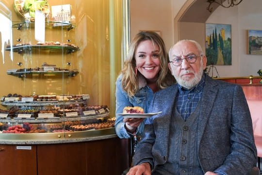 Dieter Hallervorden als Olaf Hintz und Alwara Höfels als Trixi am Rande der Dreharbeiten zum ZDF-Film "Mein Freund, das Ekel".