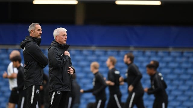 Baku im Blick: Eintracht-Coach Adi Hütter (l) und Co-Trainer Armin Reutershahn beim Abschlusstraining in London.