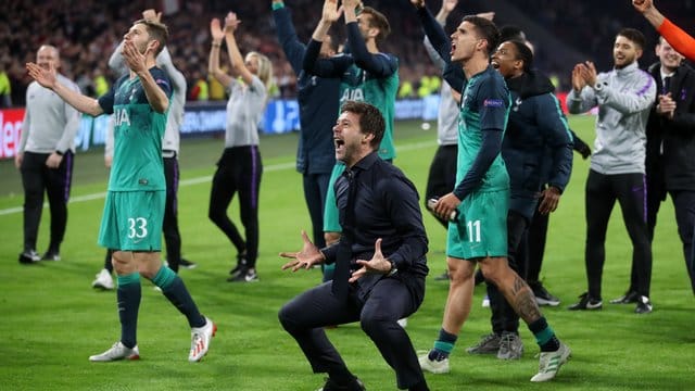 Nach dem späten Siegtreffer bei Ajax Amsterdam bricht das Team von Tottenham Hotspur in kollektiven Jubel auf. Nach dem späten Siegtreffer bei Ajax Amsterdam bricht das Team von Tottenham Hotspur in kollektiven Jubel auf.