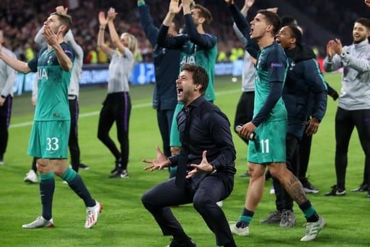 Nach dem späten Siegtreffer bei Ajax Amsterdam bricht das Team von Tottenham Hotspur in kollektiven Jubel auf.