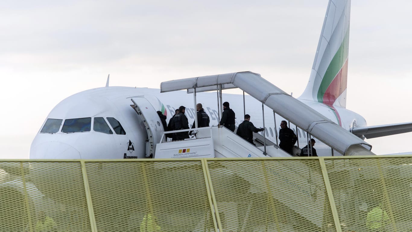 Abgelehnte Asylbewerber steigen am Baden-Airport in Rheinmünster im Rahmen einer landesweiten Sammelabschiebung in ein Flugzeug.