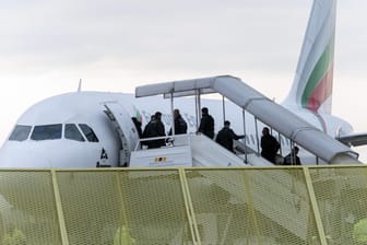 Abgelehnte Asylbewerber steigen am Baden-Airport in Rheinmünster im Rahmen einer landesweiten Sammelabschiebung in ein Flugzeug.