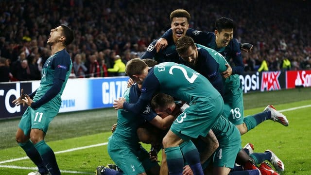 Die Spieler von Tottenham Hotspur feiern den allesentscheidenden Treffer von Lucas Moura zum 3:2 gegen Ajax Amsterdam. Die Spieler von Tottenham Hotspur feiern den allesentscheidenden Treffer von Lucas Moura zum 3:2 gegen Ajax Amsterdam.