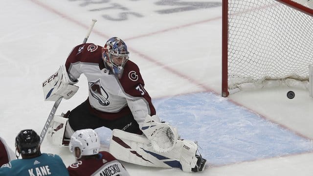 Colorados Torhüter Philipp Grubauer kann ein Tor durch die Sharks nicht verhindern. Colorados Torhüter Philipp Grubauer kann ein Tor durch die Sharks nicht verhindern.