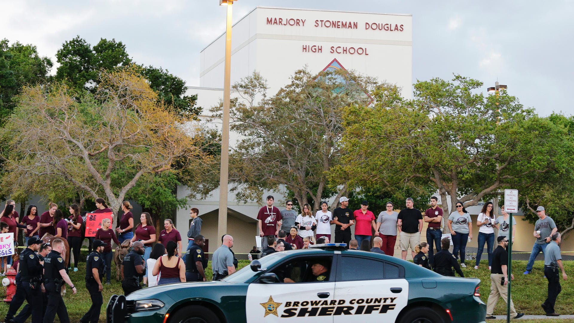 Die Marjory Stoneman Douglas High School in Parkland während des Amoklaufes im Februar 2018 (Archivbild)