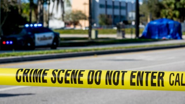 Ein Absperrband der Polizei im Februar 2018 vor der Marjory Stoneman Douglas High School in Parkland, Florida. Ein Absperrband der Polizei im Februar 2018 vor der Marjory Stoneman Douglas High School in Parkland, Florida.