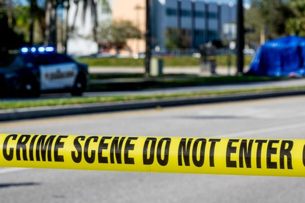 Ein Absperrband der Polizei im Februar 2018 vor der Marjory Stoneman Douglas High School in Parkland, Florida.