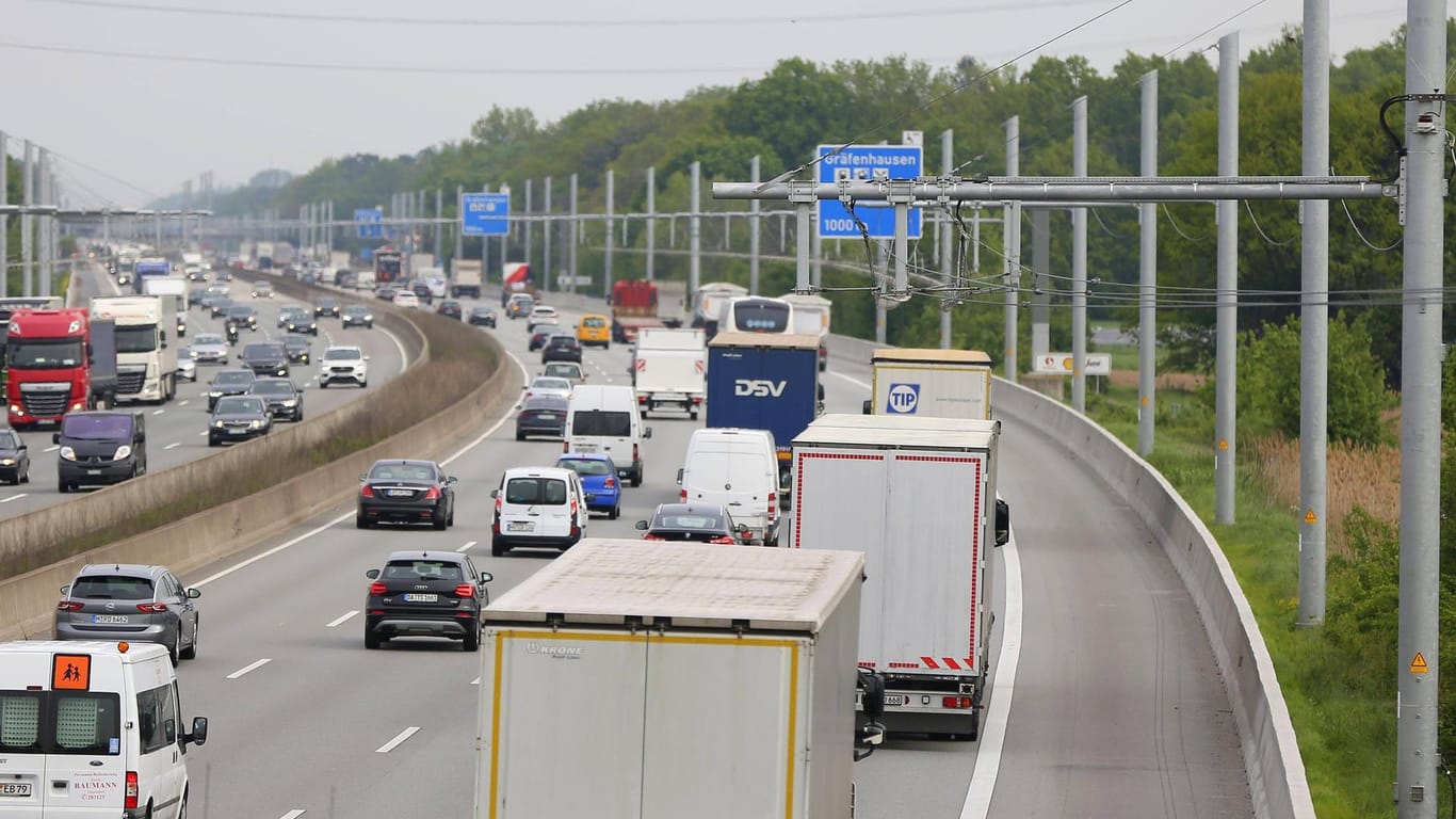 Lastwagen und andere Fahrzeuge auf einer Autobahn: Der Fahrer des Lkw lag bewusstlos hinter dem Steuer. (Symbolbild)