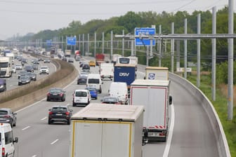 Lastwagen und andere Fahrzeuge auf einer Autobahn: Der Fahrer des Lkw lag bewusstlos hinter dem Steuer. (Symbolbild)