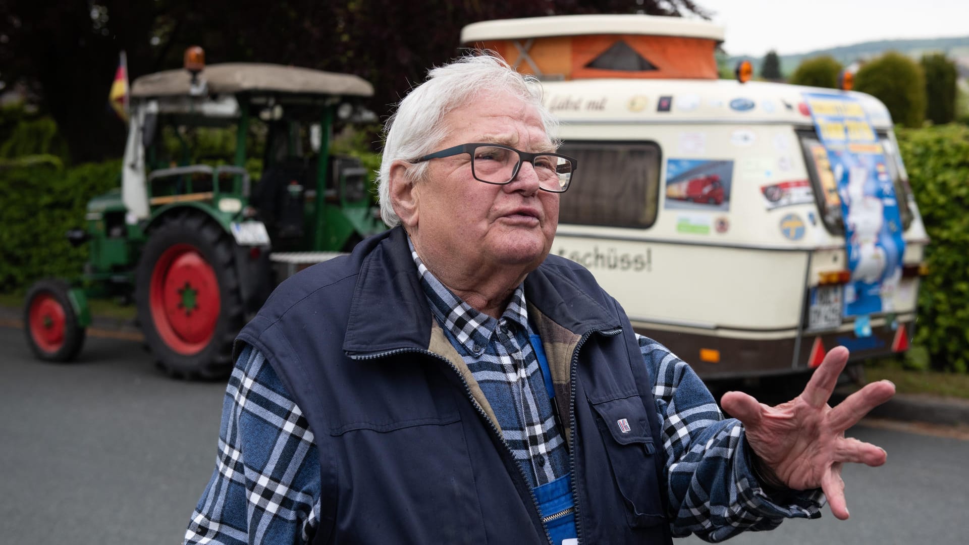 Der als "Deutz-Willi" bekannte Winfried Langner vor seinem Treckergespann: Am Sonntag verabschiedet die Gemeinde Lauenförde den ungewöhnlichen Rentner.