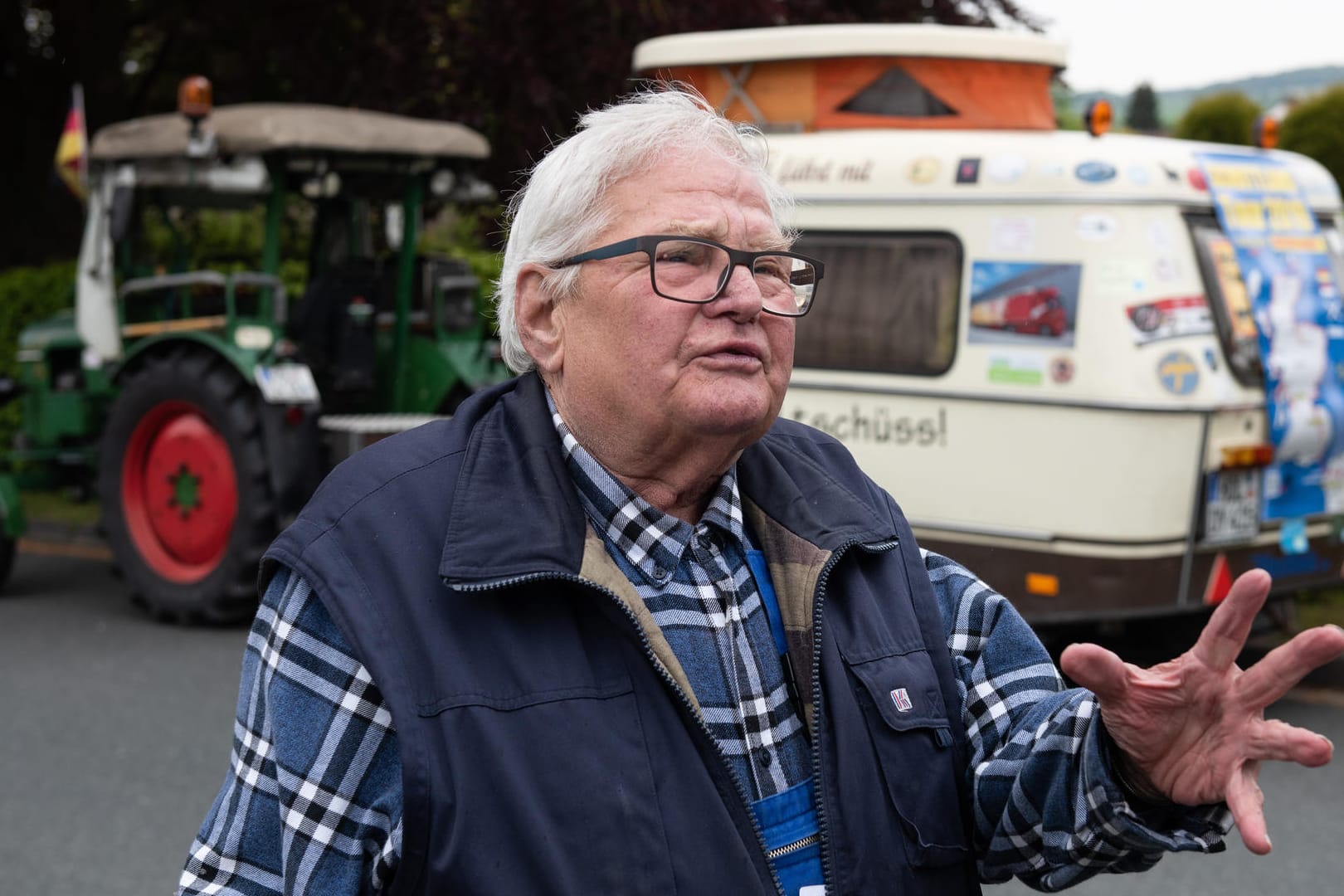 Der als "Deutz-Willi" bekannte Winfried Langner vor seinem Treckergespann: Am Sonntag verabschiedet die Gemeinde Lauenförde den ungewöhnlichen Rentner.