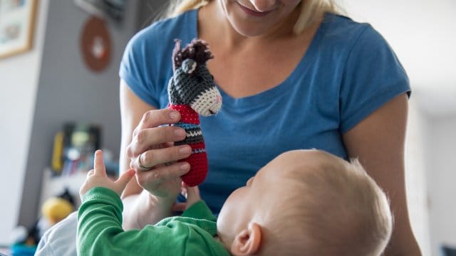 Mutter spielt mit Kind: Bleiben arbeitende Mütter nach der Geburt des Kindes einige Zeit zu Hause, müssen sie deutliche Lohneinbußen hinnehmen.